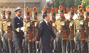 Chinese Premier Wen Jiabao receives a ceremonial reception at the Rashtrapati Bhavan in New Delhi