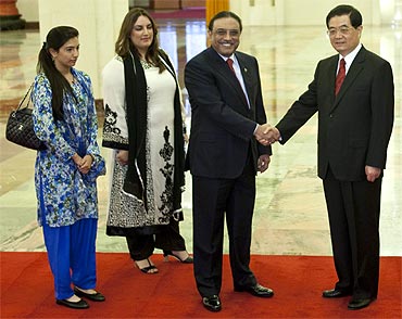 Pakistan's President Asif Ali Zardari, flanked by his daughters, with China President Hu Jintao
