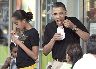 US President Barack Obama and his daughter Malia enjoy 'shave ice' with family friends in Kailua, Hawaii