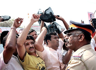 Sena activists protesting in Ghatkopar