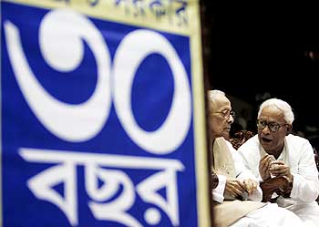 Jyoti Basu (Left) and present Chief Minister of West Bengal Buddhadeb Bhattacharya attend the 30th anniversary celebrations of the communist party government in Kolkata June 21, 2007.
