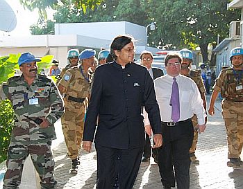 Tharoor inspects the MINUSTAH facility