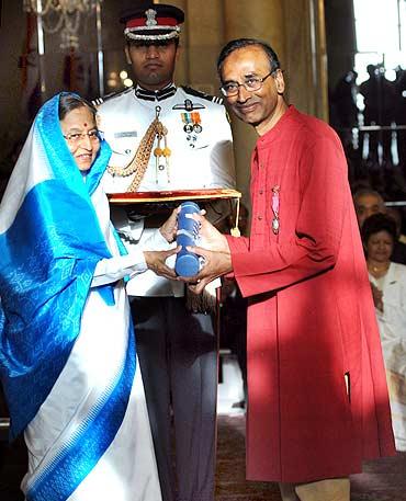 President Pratibha Patil presenting Padma Vibhushan Award to Dr Venkatraman Ramakrishnan at Rashtrapati Bhavan, in New Delhi on Wednesday