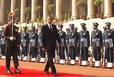 -U.S. President Barack Obama inspects an honour guard at Rashtrapati Bhavan