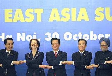 Japan's Prime Minister Naoto Kan (L), Australia's PM Julia Gillard (2nd L), Vietnam's PM Nguyen Tan Dung (C), China's Premier Wen Jiabao (2nd R) and PM Dr Singh join handsduring the 5th East Asia Summit in Hanoi
