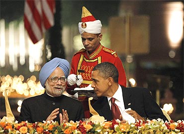 President Obama speaks with PM Dr Singh during their state dinner at Rashtrapati Bhavan