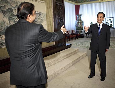 Pakistan's President Asif Ali Zardari and China's Premier Wen Jiabao greet each other