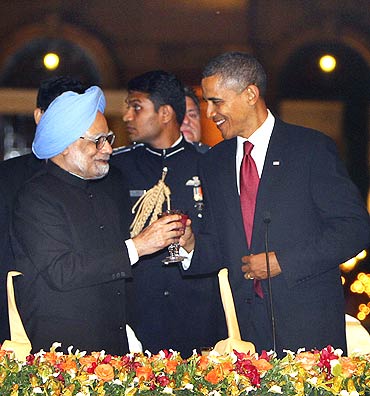 US President Barack Obama shares a toast with Prime Minister Manmohan Singh during the State dinner at Rashtrapati Bhavan
