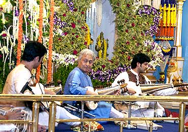 Ustad Amjad Ali Khan performing at Sathya Sai Baba's birthday celebration