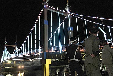 Military police at the bridge