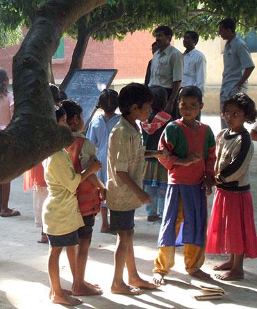 A 2007 photograph of a village school in Islampur, Bihar.