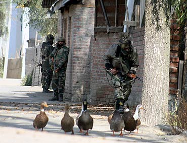 Soldiers prepare to attack holed up militants