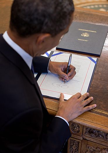 Obama signs an agreement