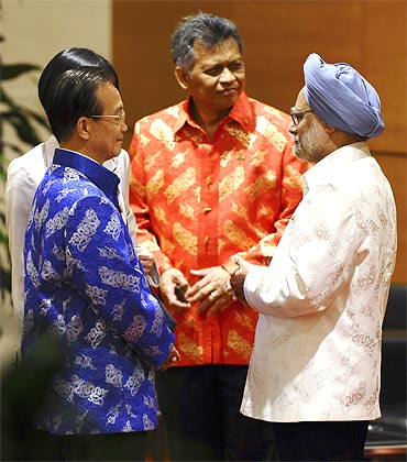 China's Premier Wen Jiabao with Prime Minister Manmohan Singh and ASEAN Secretary General Surin Pitsuwan