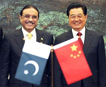 Chinese President Hu Jintao with his Pakistani counterpart Asif Ali Zardari