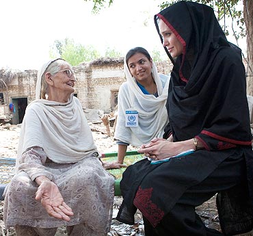 Jolie  meets 64-year-old Zenul Hawa at her flood damaged home in Khyber Pakhtunkhwa