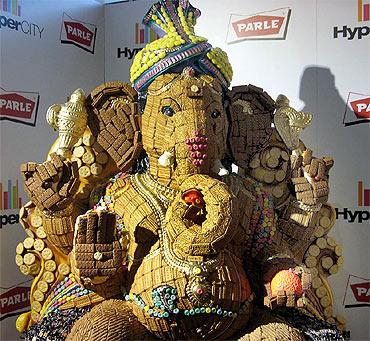 http://im.rediff.com/news/2010/sep/16ganesh12.jpg