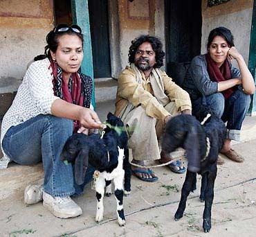 Natha (Omkar Das Manikpuri) flanked by Rizvi and actor Malaika Shenoy who plays a news reporter