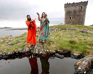 Sunita Poddar with Baba Ramdev on Little Cumbrae island