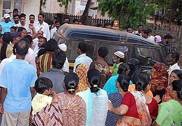 Anti nuclear plant protestors confront with police in Jaitapur