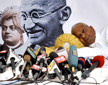 Anna Hazare rests during his fast unto death against corruption in New Delhi