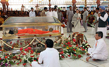 Prime Minister Manmohan Singh and Congress chief Sonia Gandhi pay their last respects