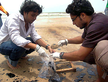 Experts collect samples of oil, sand at Juhu beach