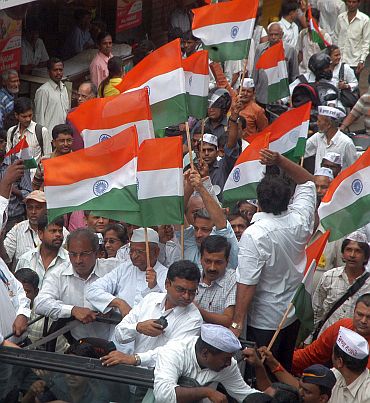 Anna Hazare with supporters in Dadar
