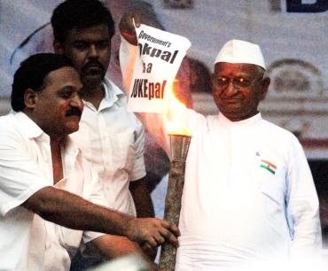Anna Hazare burns a copy of the government's draft Lokpal Bill