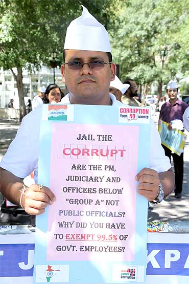 PIX: To back Anna, Indians demonstrate outside UN - Rediff.com News
