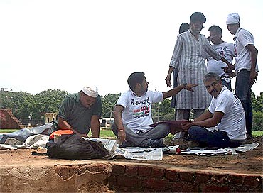 India Against Corruption volunteers at work at the Ramlila Ground