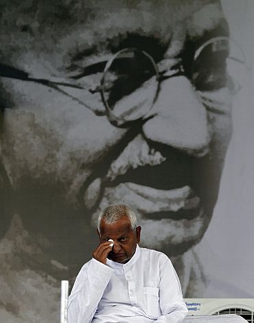 Anna Hazare during the seventh day of his indefinite fast at Ramlila Ground in New Delhi