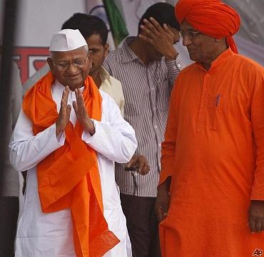 Anti-corruption crusader Anna Hazare with Swami Agnivesh before the split