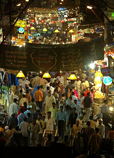 Muslims shop in New Delhi