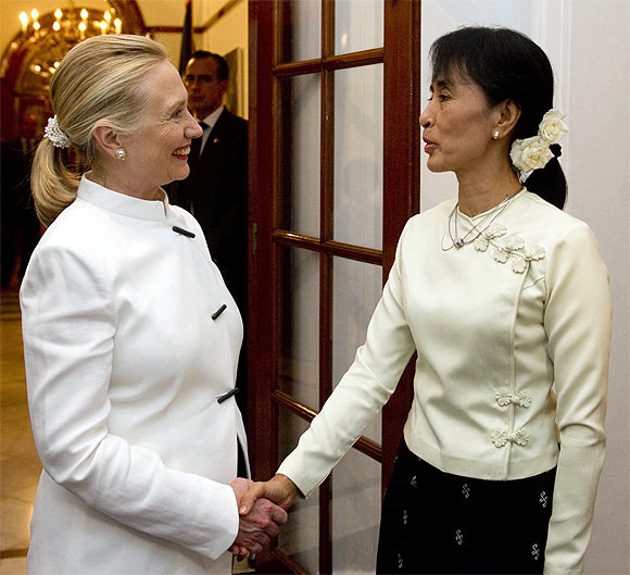 Clinton and Suu Kyi at the US Chief of Mission residence