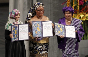 Nobel Peace Prize winners Yemeni human rights activist Tawakul Karman (L), Liberian peace activist Leymah Gbowee (C) and Liberian President Ellen Johnson-Sirleaf pose with their awards during a ceremony in Oslo