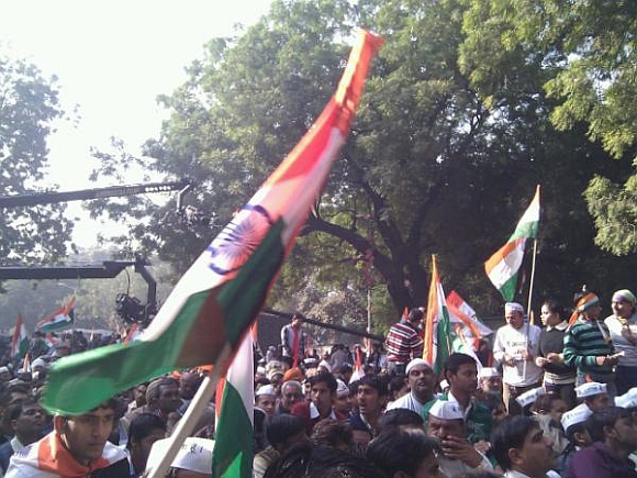 Thousands gather to support Hazare at Jantar Mantar on Sunday