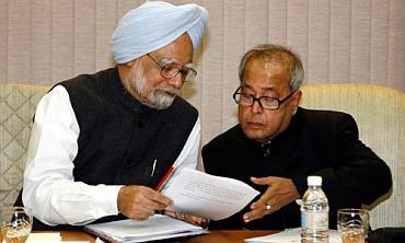 Finance Minister Pranab Mukherjee briefed PM on salient features of Lokpal Bill on Sunday