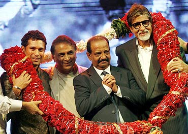 With Amitabh Bachchan, Gundappa Vishwanath and Sachin Tendulkar