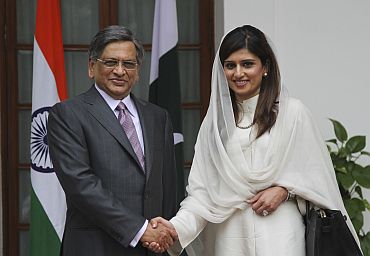 Foreign Minister S M Krishna shakes hand with his Pakistani counterpart Hina Rabbani Khar in New Delhi on Wednesday