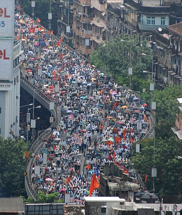Thousands of textile mill workers poured onto the JJ Flyover in Mumbai