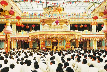 Heavy gathering of devotees at Prashanthi Nilayam, Baba's ashram, in Puttaparthi