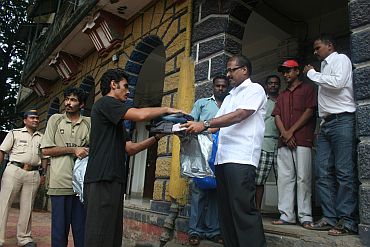 Abraham Mathai gives new clothes to the sailors lodged in Mumbai jail