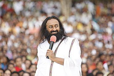 Sri Sri Ravi Shankar addressing a huge gathering