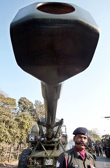 An Indian soldier stands near a Bofors gun