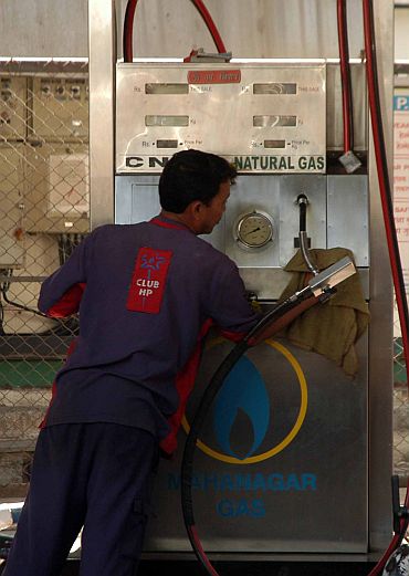 An attendent at a CNG refilling station
