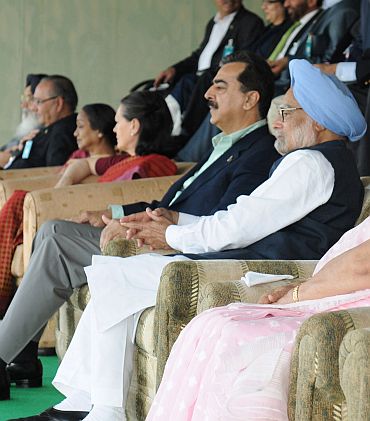 Dr Singh and Gilani watch the match