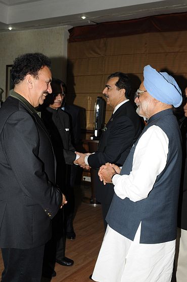 PM interacts with Rehman Malik while Gilani is seen talking to Shivraj Patil