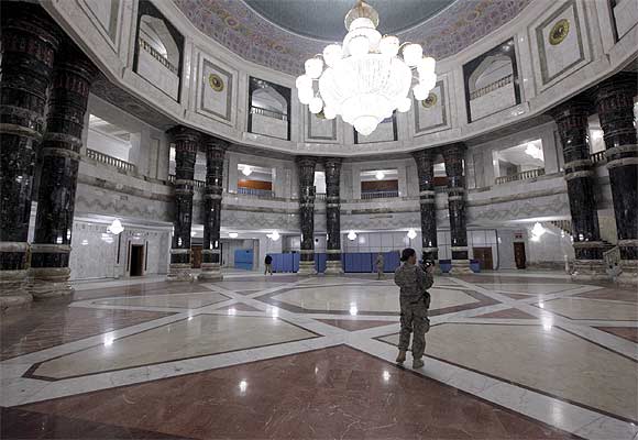 US soldiers tour at Al-Faw palace within Victory Base Compound before it is handed over to the Iraqi government in Baghdad