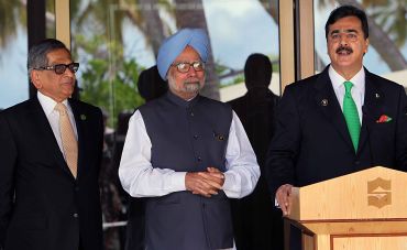 Prime Minister Manmohan Singh and Minister of External Affairs S M Krishna with Pakistan PM Yousuf Gilani